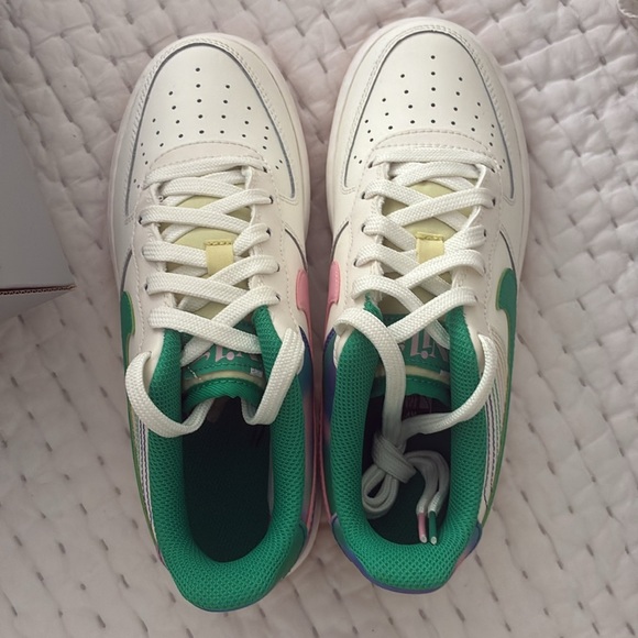 NEW ! Nike AIR FORCE 1 LV8 3 Big Kids’ Shoes Sz 4 Y  White/Green/Pink - Picture 5 of 6